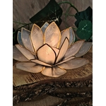 Photophore lotus nacré doré éclairé sur support en bois naturel, fleur lotus lumineuse pour autel, méditation et décoration apaisante.