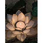 Photophore lotus nacré doré avec bougie chauffe-plat sur décor bois et feuillage, objet zen lumineux aux reflets nacrés.