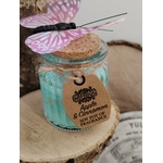 Bougie parfumée Pomme Cannelle en pot en verre sur tranche de bois avec papillon décoratif, cire de soja naturelle et atmosphère douce.
