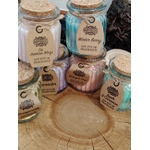 Collection de bougies parfumées en pots en verre sur rondin de bois avec modèle Pomme Cannelle, décoration naturelle et senteurs douces.