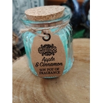 Bougie parfumée Pomme Cannelle en cire de soja sur support en bois, pot en verre avec couvercle en liège, senteur gourmande et atmosphère réconfortante.