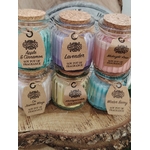 Gamme de bougies parfumées en cire de soja en pots en verre avec couvercle en liège, dont Pomme Cannelle, Lavande, Rose de Minuit, Jasmin et Chèvrefeuille.