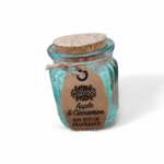 Bougie Pomme Cannelle en pot en verre avec couvercle en liège sur fond blanc, cire de soja naturelle, senteur douce et épicée, esprit cocooning.