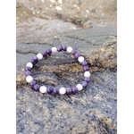 Bracelet Kunzite Lépidolite sur rocher en bord de mer en Bretagne, perles 6 mm violettes et rosées, apaisement et paix intérieure.