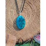 Pendentif chrysocolle argent 925 sur fond uni clair, cabochon ovale bleu intense sur cordon noir, pierre naturelle liée à l’apaisement et à l’écoute.