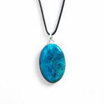 Pendentif chrysocolle argent 925 détouré sur fond clair, pierre bleu turquoise ovale montée sur cordon noir, équilibre émotionnel et expression sereine.