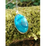 Pendentif chrysocolle argent 925 en gros plan sur mousse verte, pierre bleu vert naturelle montée sur chaîne, apaisement mental et stabilité émotionnelle.