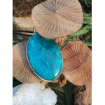 Pendentif chrysocolle argent 925 posé parmi des champignons et un amas de quartz  blanc, pierre ovale bleu lagon, calme émotionnel et communication fluide.