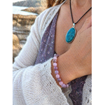 Pendentif chrysocolle argent 925 porté au cou en extérieur près de l’eau, pierre bleu vert naturelle, douceur intérieure et parole apaisée.