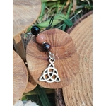 Bijou de téléphone Viking Triquetra avec perles rose poudré et noires, pendentif celtique argenté, protection symbolique et équilibre émotionnel.