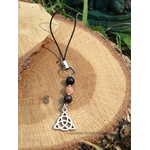 Bijou de téléphone Viking Triquetra avec perles rose poudré et noires, pendentif celtique argenté, protection symbolique et équilibre émotionnel.