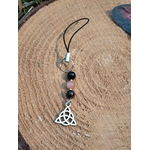 Bijou de téléphone Viking Triquetra accroché sur smartphone, perles noires et rose poudré avec pendentif argenté, harmonie, ancrage et protection.