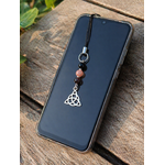 Bijou de téléphone Triquetra fixé sur smartphone, perles noires brillantes et perle rose poudré avec pendentif argenté, équilibre émotionnel, douceur et protection.