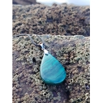 Pendentif malachite en goutte porté en extérieur, pierre naturelle verte aux marbrures intenses, ancrage, protection et harmonie intérieure.