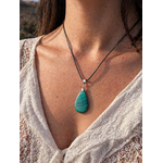 Pendentif malachite naturelle porté au cou, pierre goutte vert profond sur cordon noir, apaisement, confiance et transformation personnelle.