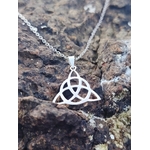 Pendentif Triquetra en argent 925 en vue rapprochée, bijou celtique ajouré au style soigné, recentrage, stabilité et force symbolique.