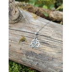 Bijou Triquetra argent sterling avec symbole celtique finement travaillé, pendentif spirituel élégant.