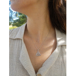 Pendentif Triquetra argent 925 porté sur peau en extérieur, bijou celtique lumineux aux lignes ajourées, ancrage, sérénité et force intérieure.