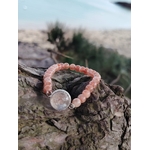 Bracelet en pierre de soleil naturel sur bois flotté en Bretagne, création Magic Gaïa aux reflets cuivrés, énergie solaire, motivation et bonne humeur.