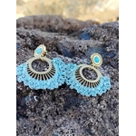 Boucles d’oreilles éventail dorées avec tissage bleu turquoise sur rocher marin en Bretagne, création bohème au charme côtier