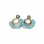 Boucles d’oreilles pendantes dorées avec cabochon bleu turquoise sur fond uni clair, style éventail tressé bohème chic