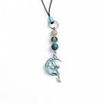 Bijou de téléphone lune fée avec agate mousse, Aqua Aura et calcite jaune sur fond blanc, création poétique aux reflets lumineux