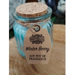 Zoom sur bougie parfumée Baies d’Hiver en cire de soja avec étiquette Winter Berry, pot en verre bleu et couvercle en liège
