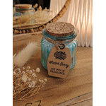 Bougie Winter Berry en cire de soja sur plateau en bois avec fleurs séchées et vase blanc, ambiance douce et chaleureuse