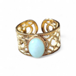 Bague Amazonite ovale sur fond blanc, monture dorée ajourée en acier inoxydable, bijou réglable doux et lumineux.