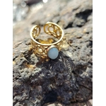 Bague réglable Amazonite sur décor marin breton, acier inoxydable doré ajouré, bijou lumineux lié à l’équilibre émotionnel.