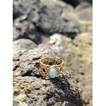 Bague dorée réglable avec Amazonite ovale sur bord de mer breton, bijou en acier inoxydable pour apaisement et douceur.