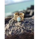 Détail de bague Amazonite ovale au bord de mer en Bretagne, monture dorée travaillée, calme intérieur et expression sincère.