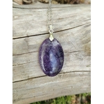 Pendentif en Lépidolite naturelle violette suspendu sur bois clair, bijou en pierre naturelle évoquant sérénité, équilibre émotionnel et douceur
