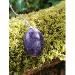 Pendentif Lépidolite violette sur mousse verte en lumière naturelle en Bretagne, pierre apaisante liée au sommeil et au relâchement mental