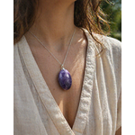 Pendentif Lépidolite violette porté sur chaîne fine argentée, bijou naturel associé à l’apaisement émotionnel et au recentrage