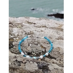 Gros plan sur bracelet création Magic Gaïa en apatite facettée et opale, perles bleues éclatantes, opale douce et créativité.
