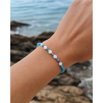 Bracelet apatite facettée et opale porté au poignet en bord de mer, création Magic Gaïa lumineuse, apaisement émotionnel.