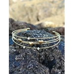 Bracelet jonc ouvert doré avec petits cœurs et strass, quadruple fils fins au style féminin, raffiné et lumineux.