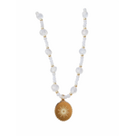 Collier Soleil Pierre de Lune sur fond blanc, perles claires et pendentif en acier inoxydable doré, bijou doux et lumineux.