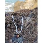 Collier en Pierre de Lune et pendentif soleil doré sur décor naturel, bijou lumineux associé à la féminité et l’apaisement.
