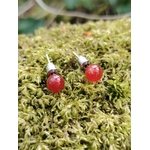 Puces Cornaline en acier inoxydable 304 photographiées en Bretagne, perles rouges chaleureuses, motivation et élan créatif.