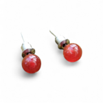 Boucles d’oreilles puces Cornaline inox 304 sur fond blanc, pierre rouge lumineuse 6 mm, énergie, vitalité et confiance.