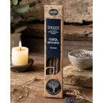 Encens Corta Bruxarias AUM 25 g en décor rituel Magic Gaïa en Bretagne, avec bougie, plantes et intention de protection.