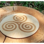Gros plan sur plaque Triskell en bois avec lierre en Bretagne, décor naturel et symbole celte d’équilibre.
