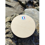Verso de la plaque Triskell en bois de tilleul sur rochers bretons, fabrication française et finition naturelle.