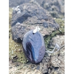 Pendentif Hyperstène sur rochers humides en Bretagne avec chaîne argentée, pierre naturelle pour ancrage, recul et stabilité intérieure