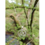 Pendentif Triquetra en argent 925 posé sur mousse en forêt bretonne, bijou celtique de protection et de recentrage.