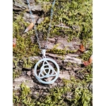 Pendentif Triquetra rond en argent 925 en décor naturel breton, médaillon celtique ajouré au style sobre et lumineux.