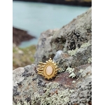 Bague dorée ajustable multi-rangs avec pierre de soleil rosée sur support clair en Bretagne, bijou lumineux évoquant joie et douceur