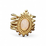 Bague en acier inoxydable doré multi-rangs avec pierre de soleil rosée sur fond blanc, bijou lumineux et élégant
